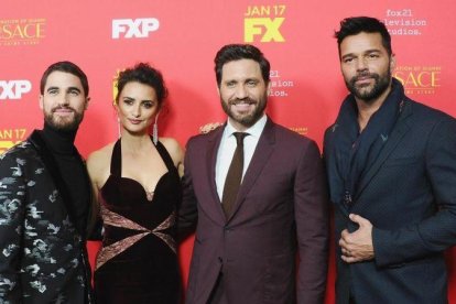 De izquierda a derecha: los actores Darren Criss, Penélope Cruz, Édgar Ramírez y Ricky Martin en la premiere de la serie celebrada este lunes en Hollywood