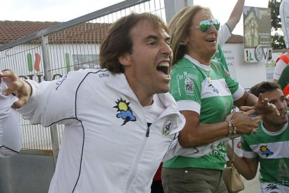 El entrenador Carlos Tornadijo grita de alegría junto a la presidenta Sagrario González por subir a Segunda División B.