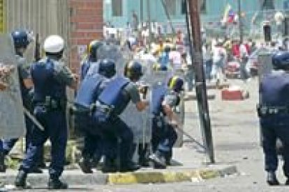 La policía antidisturbios intentaba ayer mantener la calma en la capital venezolana