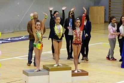 La joven gimnasta Lucía de la Fuente brilló en el torneo asturiano. DL