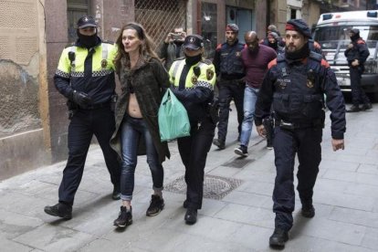 Los Mossos dEsquadra acompañan a dos detenidos en la operación Bacar, el pasado 29 de octubre.