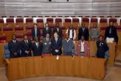 Los jóvenes políticos guineanos posan durante su visita a la sede de las Cortes