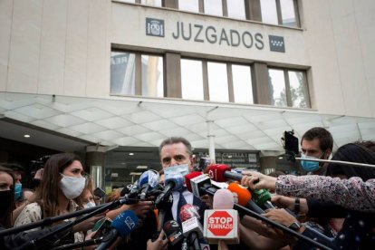 El delegado del Gobierno en Madrid, José Manuel Franco, atiende a los medios a su salida de los Juzgados. LUCA PIERGIOVANNI