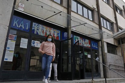 Acceso a uno de los institutos de Bachillerato de la capital leonesa. FERNANDO OTERO