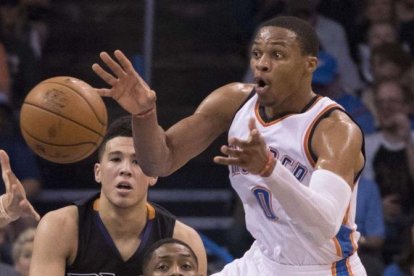 Russell Westbrook pasa el balón durante el partido de los Thunder contra los Suns.