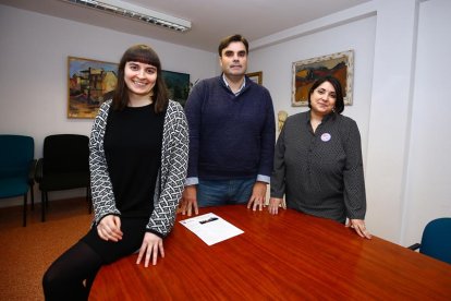 El alcalde de Cacabelos (León), Sergio Álvarez, junto a la concejala de de Acción Social, Participación Ciudadana y Educación, Susana Vila (D), y la educadora social y orientadora del programa de Mediación Social Educativa, Verónica Viéitez (I).