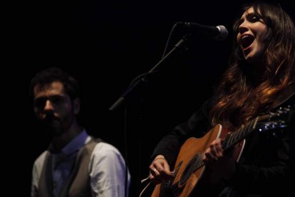 Aníbal Sánchez y Myriam Gutiérrez, The Bright, en uno de sus habituales conciertos en León.