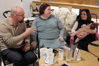 Fernando Frontela y Ana Reyes junto a Ara Domínguez acunando a María de dos meseso. NADJEJDA VICENTE