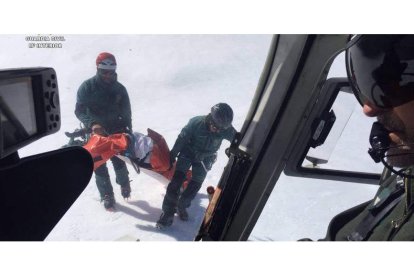 Una vez alertados de la desaparición, el Greim de Sabero y la Guardia Civil de Asturias iniciaron una batida por la zona hasta dar con el cuerpo sin vida del montañero. DL