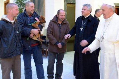 El Papa con los 'sin techo' invitados por el Vaticano.