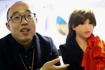 Zheng Jiajia, de 31 años, y su esposa-robot.