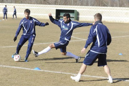 El delantero Murci, en el centro, durante un entrenamiento de la Cultural.