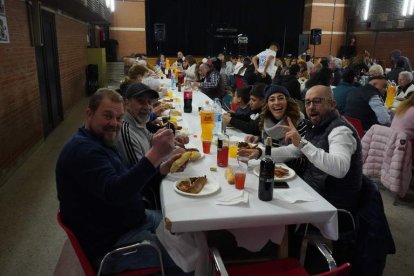 La comida de hermandad centró ayer el último día de las fiestas de Trobajo del Cerecedo. J. NOTARIO