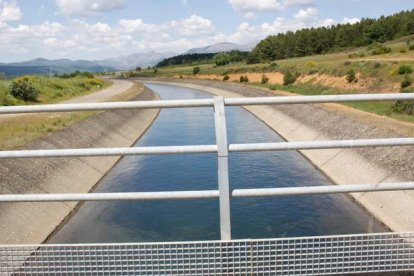 Canal alto de Payuelos a su paso por Villapadierna. CAMPOS