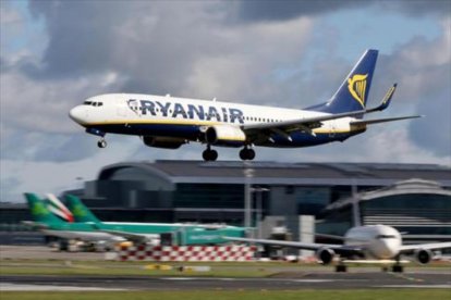 Un avión despega del aeropuerto de Dublín