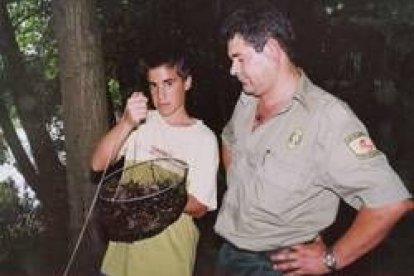 Un agente forestal controla la pesca de cangrejo señal en un río de la provincia de Palencia