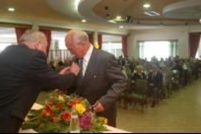 La sede del Aero en La Virgen del Camino acogió ayer el homenaje a los presidentes de la sociedad