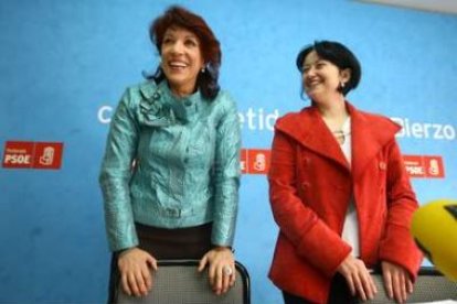 Las procuradoras Victorina Alonso y Ángela Marqués, ayer en la sede del PSOE en Ponferrada