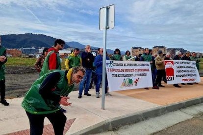 Operarios de la recogida de basura ayer en la protesta frente al alcalde. DL