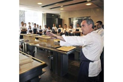 Ferran Adrià junto a su equipo de El Bulli.