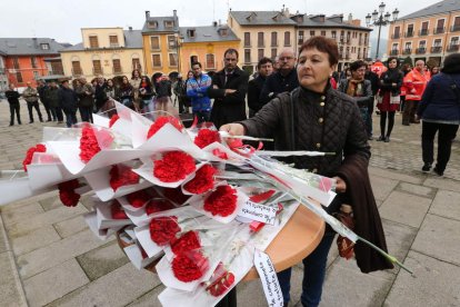 En Ponferrada se hizo una ofrenda de claveles.