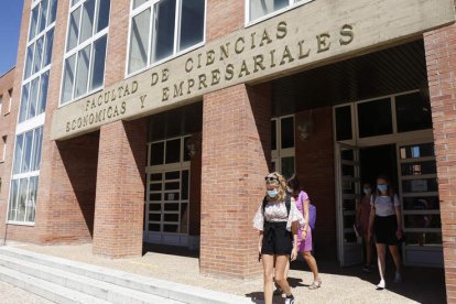 Alumnas de la Facultad de Económicas de la Universidad de León. FERNANDO OTERO PERANDONES