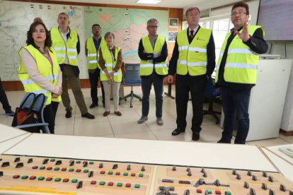 Silván, junto a ediles de su equipo de gobierno, de Ciudadanos y el PSOE, visitó ayer la estación potabilizadora del Portillín. RAMIRO