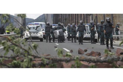 Piedras de la ladera de la montaña y ramas sirvieron a los manifestantes para cortar el tráfico en la autopista León Campomanes, en el puente Fernández Casado.