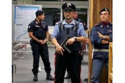 Un grupo de carabinieri vigilan el aeropuerto italiano de Brindisi