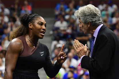 Serena protesta a la juez de línea