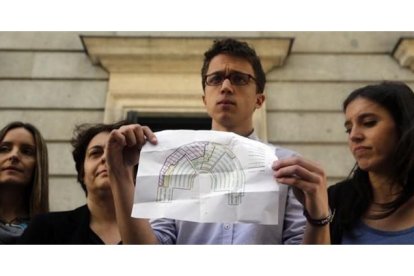 Íñigo Errejón muestra un plano con la distribución de los escaños en el hemiciclo del Congreso, ayer.