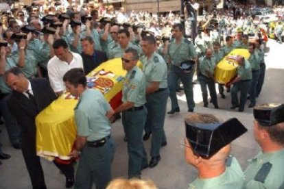 Los féretros con los cuerpos de los dos guardias civiles son llevados a hombros por sus compañeros