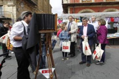 Fernández lideró la visita de los socialistas al mercado tradicional de la plaza Mayor.