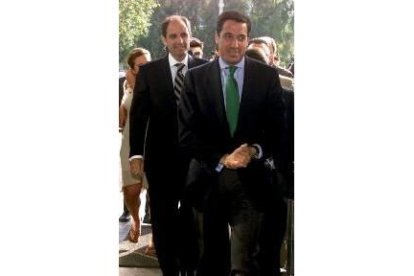 Zaplana, a su llegada ayer a la junta del PP regional