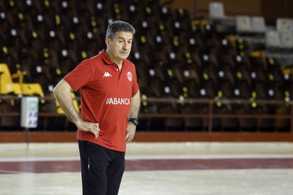 Manolo Cadenas entrenador del Avanca Ademar | MARCIANO PÉREZ