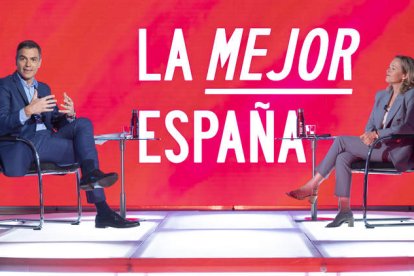 Pedro Sánchez, ayer, durante la entrevista realizada a Nadia Calviño. EVA ERCOLANESE