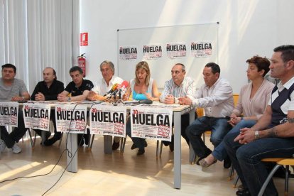 Los representantes de USO, UGT, CC.OO., Asial y CSIF registraron ayer la petición de huelga.