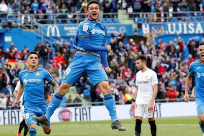 El jugador del Getafe Jorge Molina celebra uno de sus dos goles al Sevilla. CHEMA MOYA