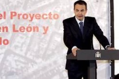 El presidente Zapatero, en febrero pasado en León cuando anunció el centro de denuncias de Tráfico