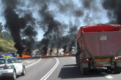 Las barricadas de fuego volvieron a las carreteras frente al duro recorte de las ayudas mantenido por el ministro Soria.