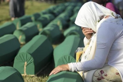 Una mujer llora junto a una de las nuevas víctimas identificadas de Srebrenica.