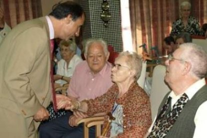 César Antón conversa con algunos de los internos de la residencia de mayores Alicia.