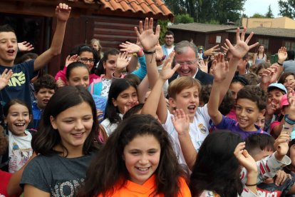 El alcalde compartió ayer jornada con los niños que participan en los campamentos. RAMIRO