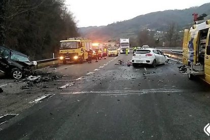 Los dos vehículos siniestrados en el lugar del accidente.