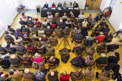 La sala del centro cívico de El Crucero se llenó. FERNANDO OTERO