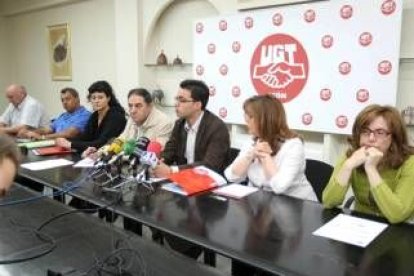 Diego Moreno, con los responsables de UGT en León tras el encuentro que mantuvieron ayer