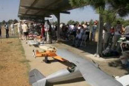 Cientos de personas acudieron al trofeo de aeromodelismo que se celebró en Las Lomas