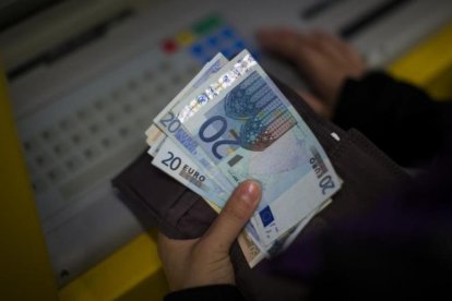 Billetes de euros suministrados por un cajero automático. /