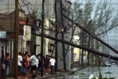 Aspecto de una de las calles de la ciudad cubana de Cienfuegos tras el paso del huracán Dennis