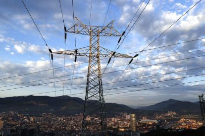 Una torre de transporte de energía eléctrica con la ciudad de Bilbao al fondo. LUIS TEJIDO